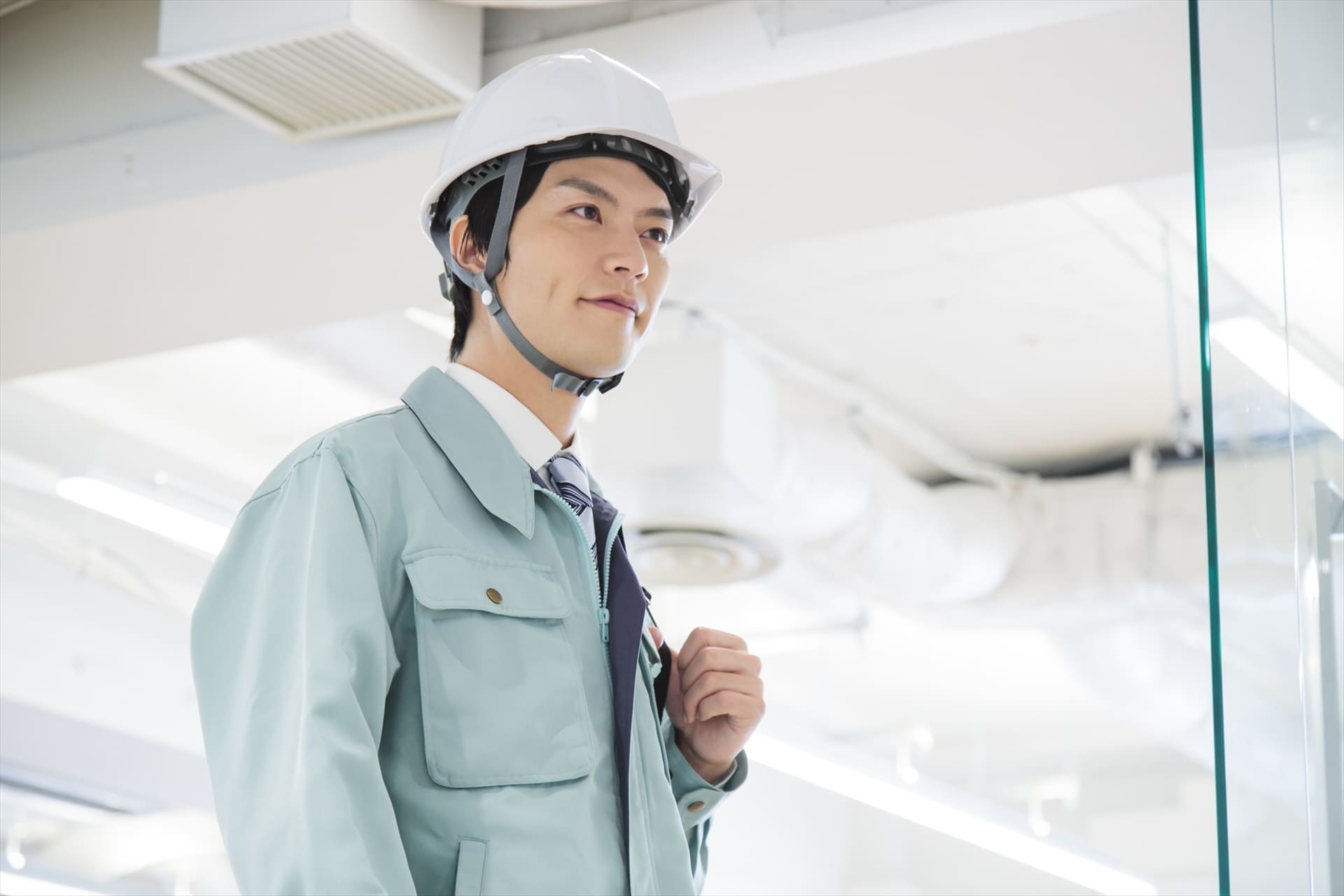 コンセントのチェックをする作業員